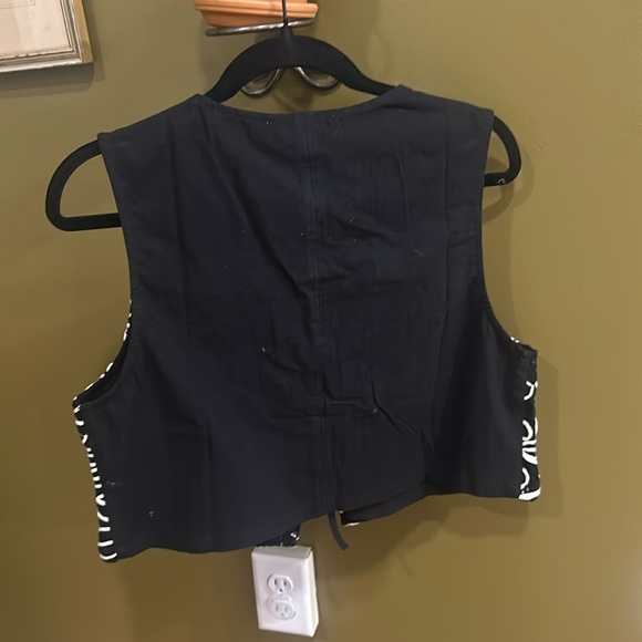 This two tie best is perfect to add to any outfit! - Picture 2 of 2